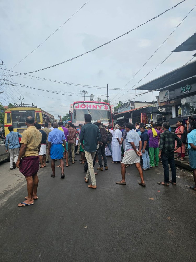 20 വയസ്സുകാരന്റെ അപകട മരണംകേച്ചേരിയിൽ നാട്ടുകാർ ജോണീസ് ബസ്സുകൾ തടഞ്ഞു.14 പേർ അറസ്റ്റിൽ